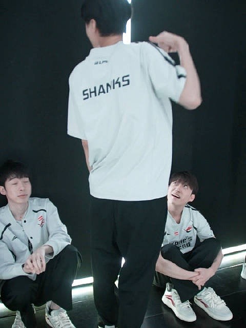 AL赛场花絮：一直在给队友演示登场pose的Shanks - 1