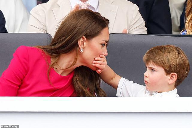 4岁路易小王子被查尔斯抱腿上，祖孙情深，表现力太强比哥姐抢镜 - 7