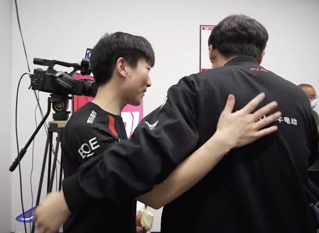 官方分享JDG赛后视频：Ruler给了MISSING一个鼓励的抱抱 - 1