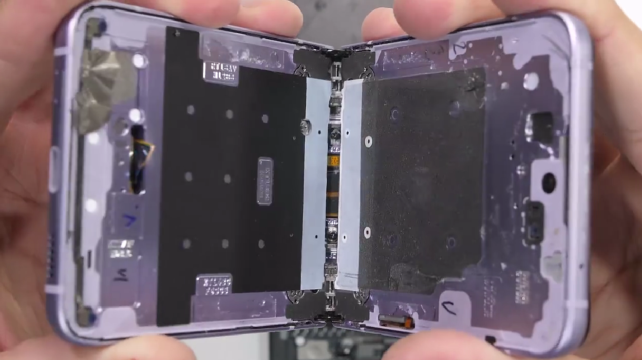 经历暴力测试后，三星 Galaxy Z Flip4 折叠屏手机被拆解 - 5