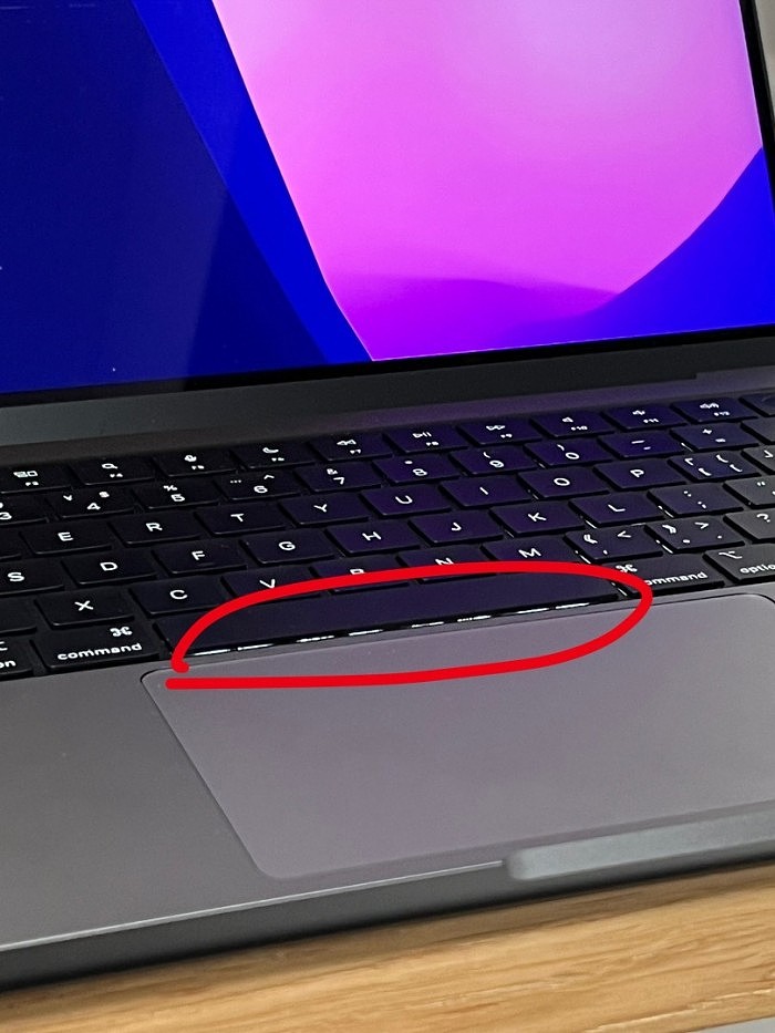 百万粉大V吐槽新MacBook Pro品控差 一个空格键漏出8个光源 - 1