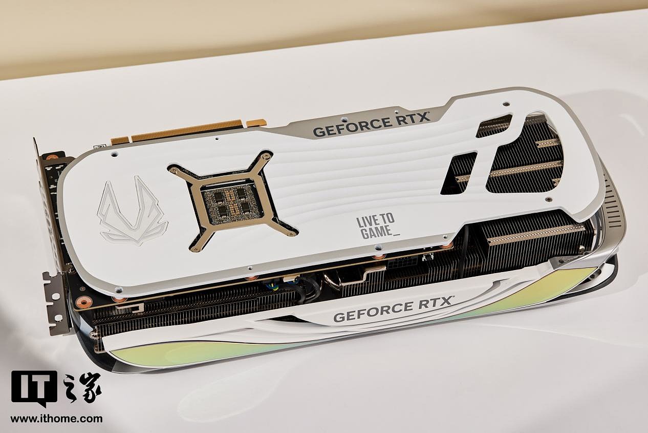 【IT之家开箱】索泰 GeForce RTX 4090 AMP EXTREME AIRO 月白显卡图赏：全新白金配色，侧透机箱绝配 - 5