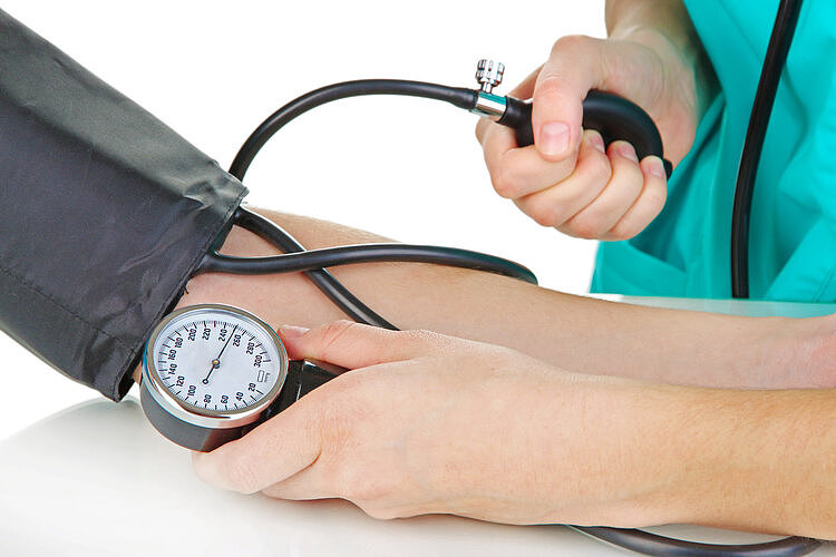 测血压时，测左臂还是右臂？自己给自己测血压靠谱吗？告诉你真相 - 4