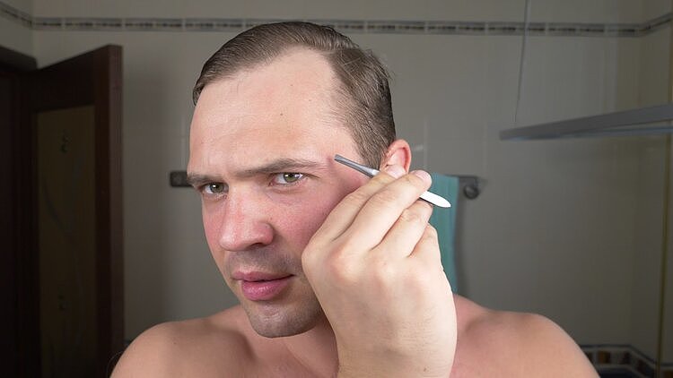 男人50岁后眉毛变长，意味着什么？是长寿特征还是身体出问题了 - 1
