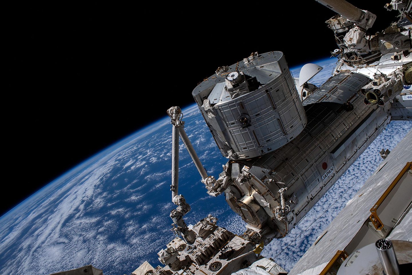 国际空间站在科学研究和完成太空行走准备的同时等待私营宇航任务成员的到来 - 1
