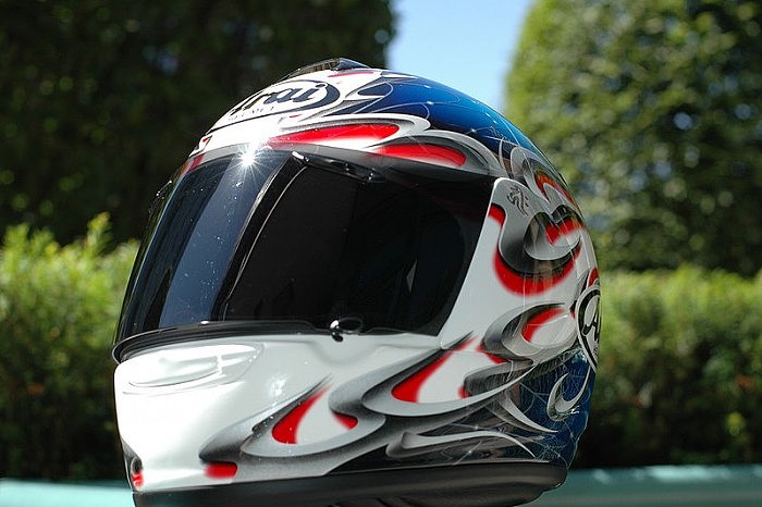 800px-Arai_Vector_motorcycle_helmet.jpg