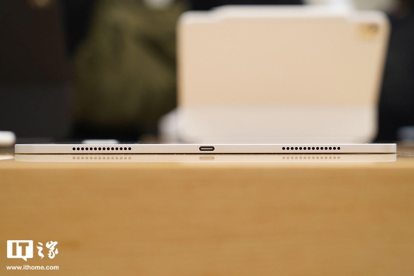 史上最薄苹果设备！IT之家现场实拍上手 2024 款 iPad Pro、iPad Air 系列新品 - 2
