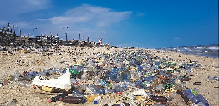 800px-Plastic_Pollution_in_Ghana.jpg