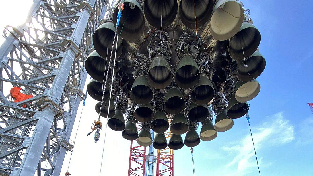 马斯克分享超重型火箭移动转移到发射台的史诗画面 - 1