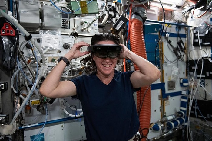 NASA-Astronaut-Megan-McArthur-Microsoft-HoloLens-777x518.jpg