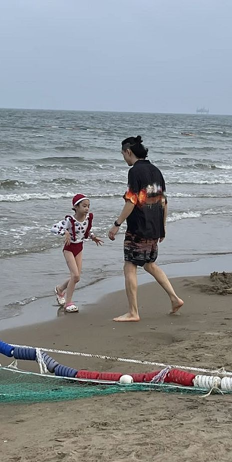 李承铉带女儿海边游玩，八块腹肌太惹眼，Lucky穿泳衣大长腿出众 - 5