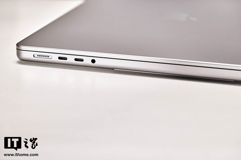 【IT之家开箱】苹果 MacBook Pro 14 英寸 2021 图赏：刘海设计，绚丽 Liquid 视网膜 XDR 显示屏 - 10