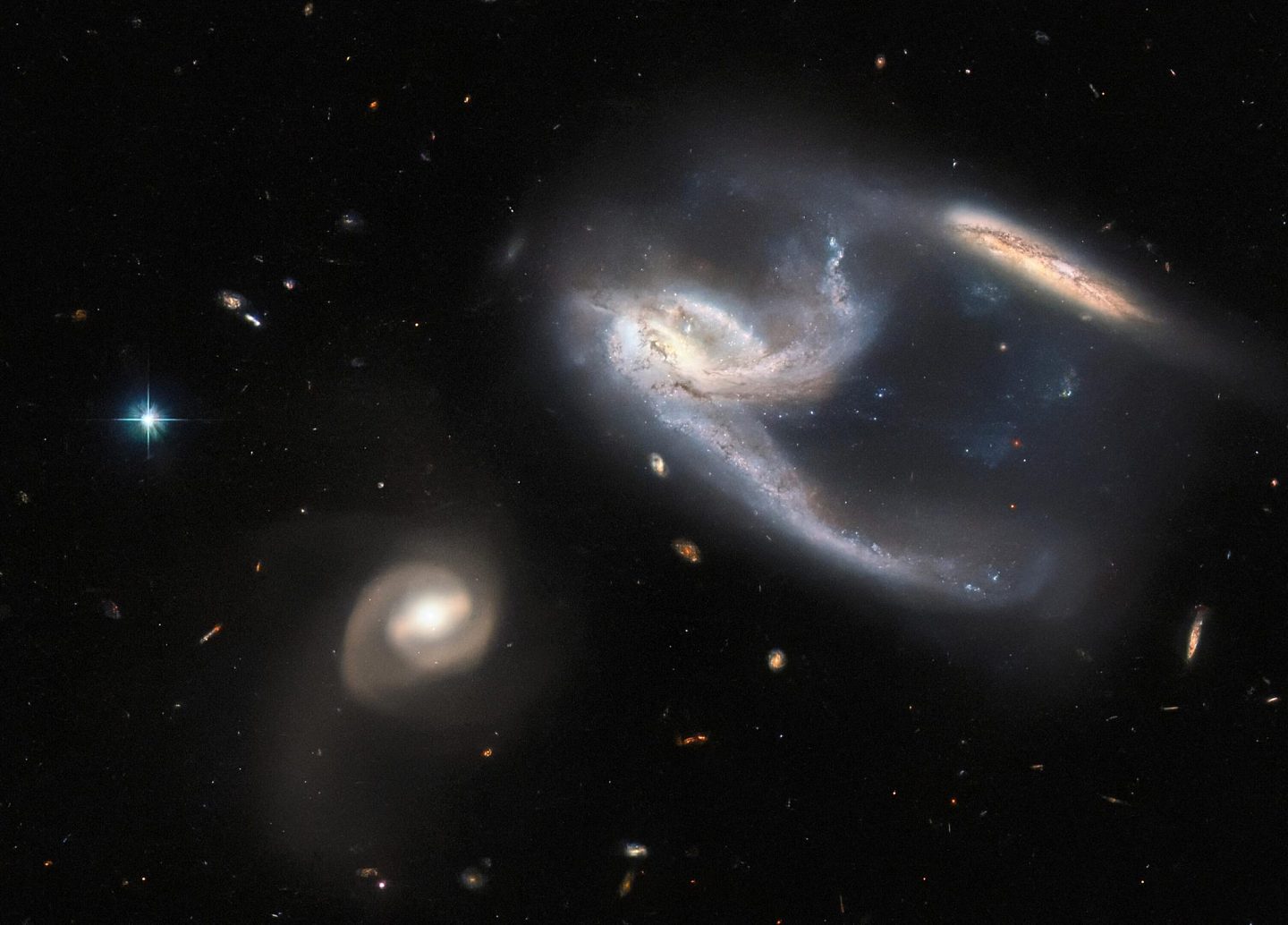 NASA分享NGC 7764A照：星系之间似乎正在相互作用 - 1