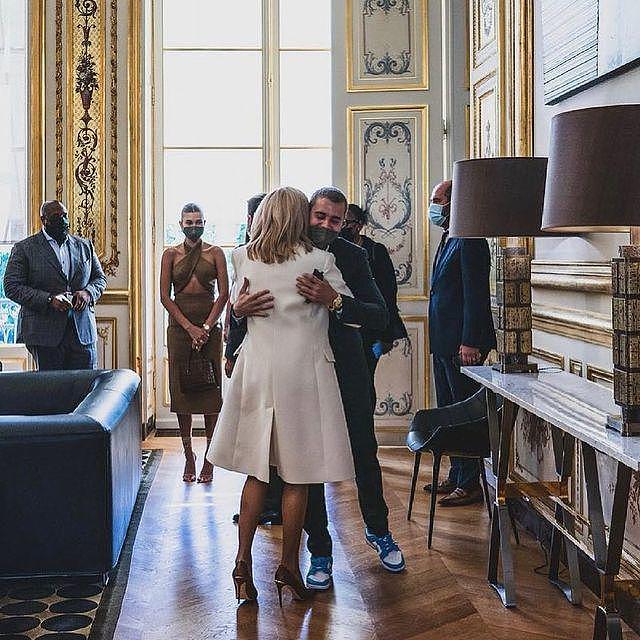 比伯夫妇巴黎拜见法国总统 深情拥抱“第一夫人” - 3