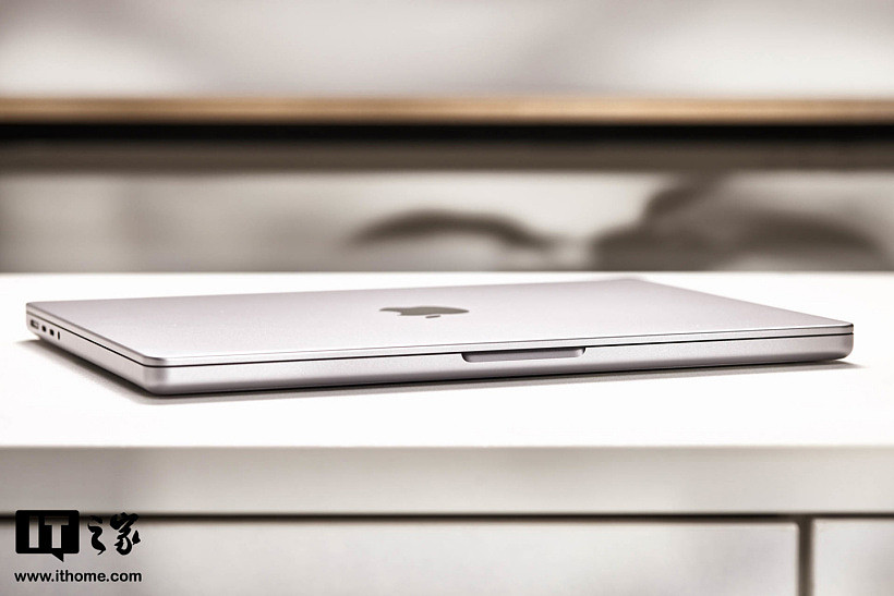 【IT之家开箱】苹果 MacBook Pro 14 英寸 2021 图赏：刘海设计，绚丽 Liquid 视网膜 XDR 显示屏 - 8