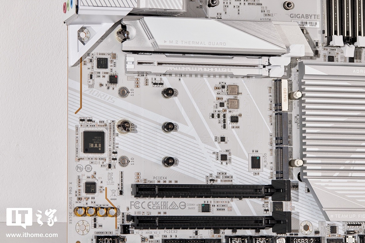 【IT之家开箱】技嘉 X670E AORUS PRO AX 冰雕X主板图赏：AMD平台独一无二的纯白旗舰主板 - 9