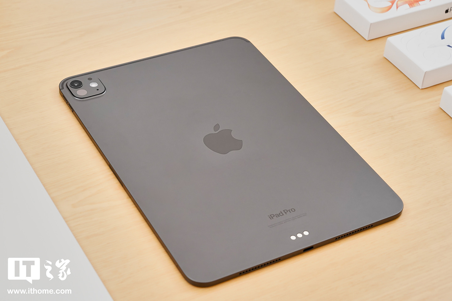 史上最薄苹果设备！IT之家现场实拍上手 2024 款 iPad Pro、iPad Air 系列新品 - 10