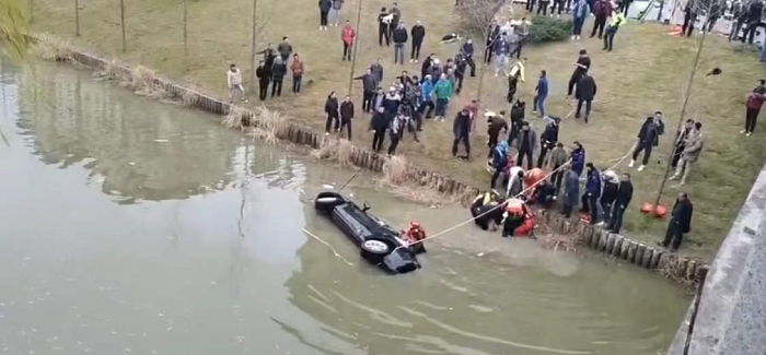 警方通报江苏溧阳特斯拉坠河事故：1人死亡 1人抢救中 - 2