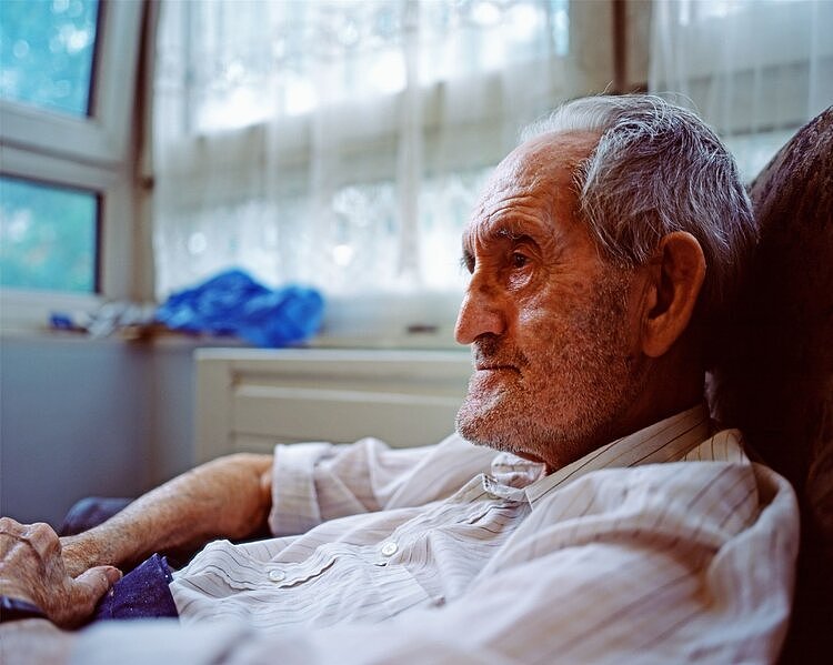 “我都快疯了！”照顾老年痴呆老人，家属比患者更痛苦，太折磨人 - 1