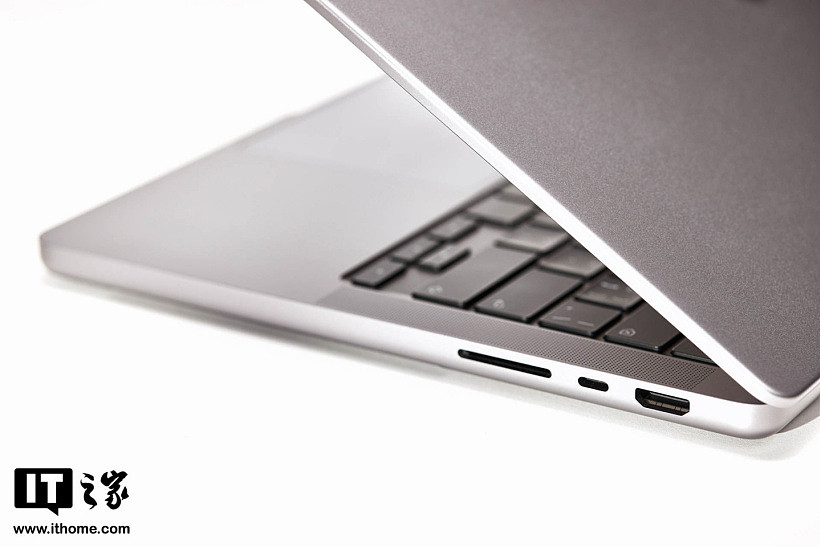 【IT之家开箱】苹果 MacBook Pro 14 英寸 2021 图赏：刘海设计，绚丽 Liquid 视网膜 XDR 显示屏 - 9