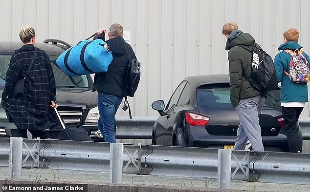✈️索帅回挪威开启一周假期，被记者拍到提着行囊离开 - 3