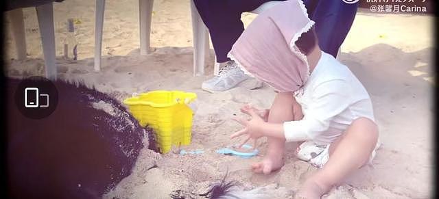 林峯张馨月带女儿到石澳游玩，小家伙首次玩沙子超级兴奋 - 16