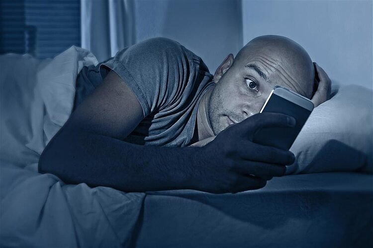 总喜欢在睡前玩手机的人，不用多久，就会有4个“毛病” - 4