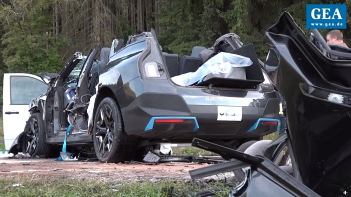一辆宝马iX在德国发生惨烈事故 官方回应称与自动驾驶无关 - 3