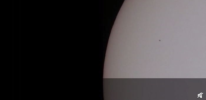 摄影师拍到中国空间站凌日瞬间 掠过太阳仅0.3秒：网友直呼太厉害 - 4