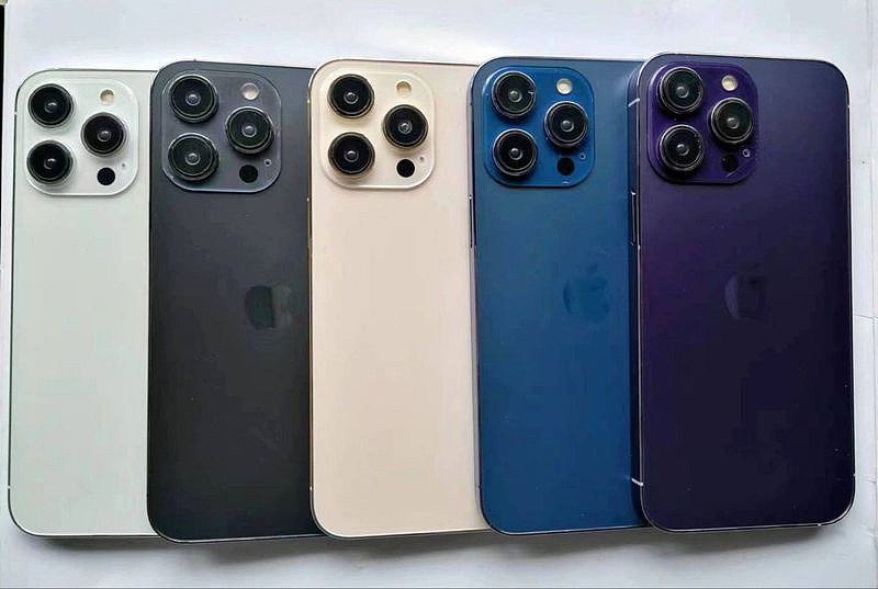 苹果 iPhone 14 Pro 机模展示，包含紫色和深蓝色版本 - 1
