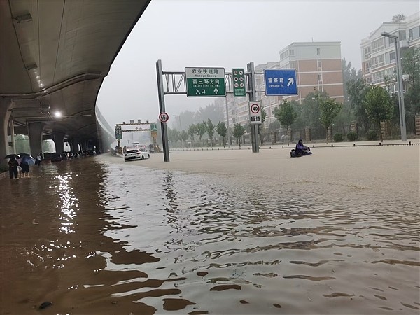 河南遭暴雨袭击车辆损失预估近10亿元 理赔压力沉重 - 2