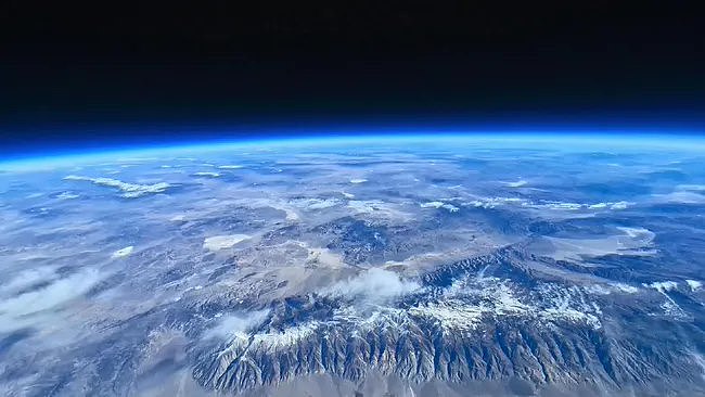 三星将 Galaxy S24 Ultra 手机送到 3 万米高空，拍出地球绝美照片 - 1