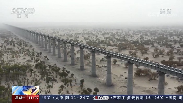 中国最大塔克拉玛干沙漠建起环形的和若铁路 - 3