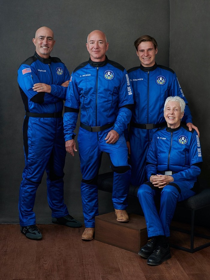 Blue-Origin-Astronaut-Crew-Flight-Suits.jpeg