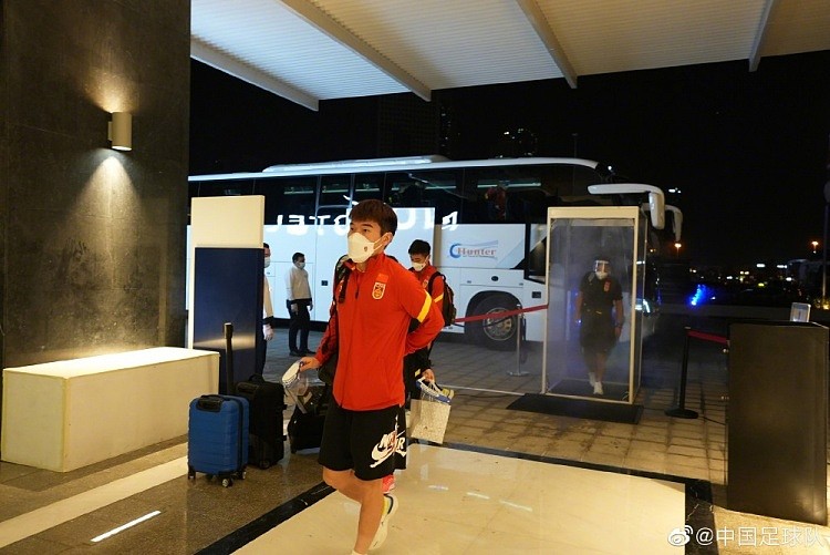 中国足球队：全队顺利抵达沙迦驻地酒店，正隔离等待核酸检测结果 - 2