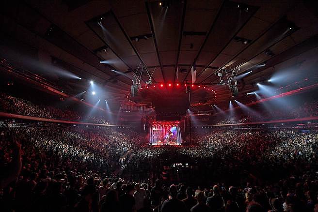 幽浮一族樂團在紐約麥迪遜花園廣場的演唱會完售，吸引近2萬人到場同歡。（摘自推特）