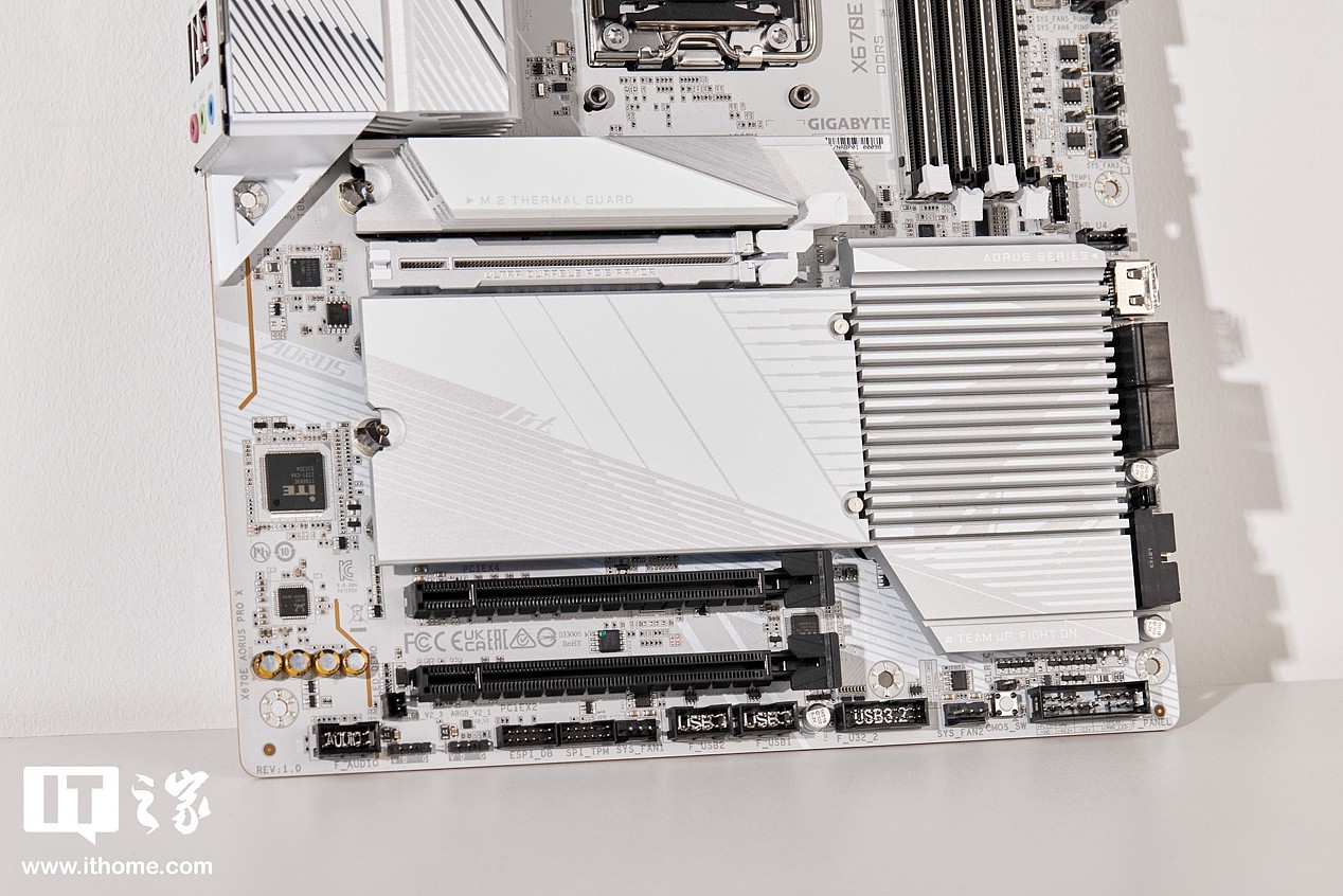 【IT之家开箱】技嘉 X670E AORUS PRO AX 冰雕X主板图赏：AMD平台独一无二的纯白旗舰主板 - 8