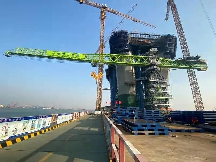 长江大桥万吨米级塔式起重机投入使用 最大起升高度400米 - 1