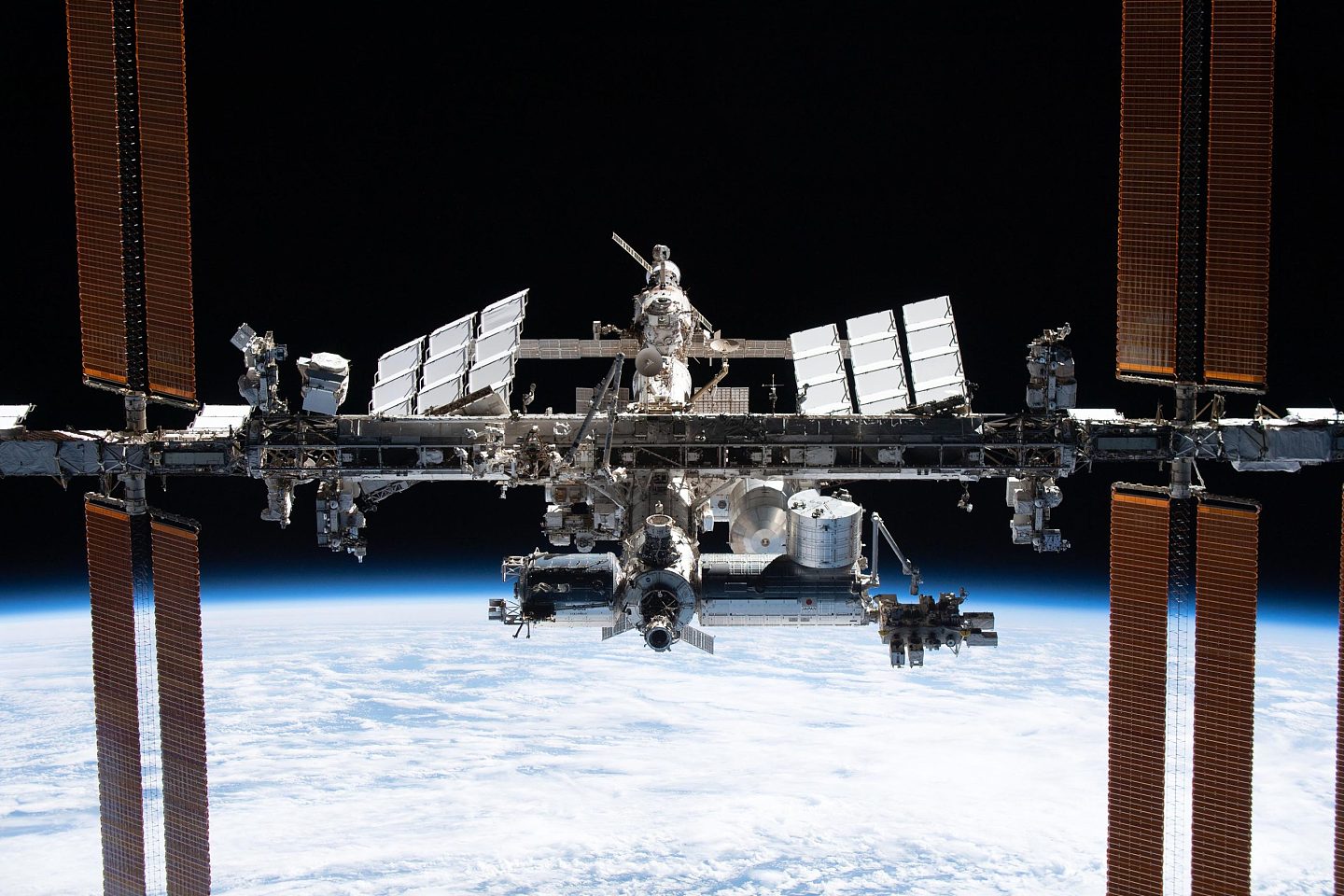 国际空间站点燃引擎 为下一次乘员轮换工作提升轨道速度 - 1