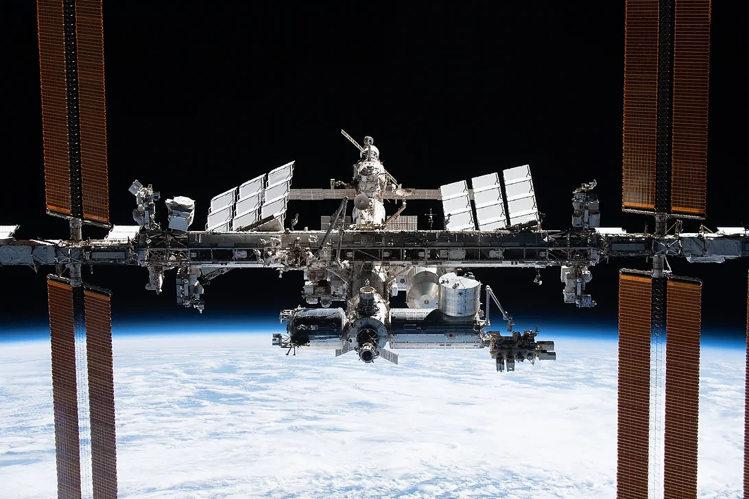 NASA公布新一批ISS近照：摄于Crew-2返回地球任务期间 - 2