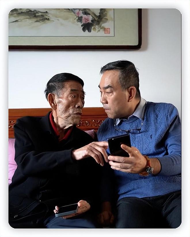 90岁杨少华现身自家饭店，走路要俩人搀扶，儿子亲手夹菜喂吃饭 - 12