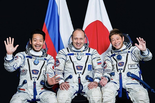 乘坐MS20的三名宇航员。从左到右分别是平野洋三，亚历山大·米苏尔金与前泽友作。