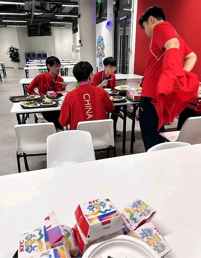 杭州特色美食肯德基？网友分享LOL中国队队员亚运村晚饭：中餐+KFC - 1