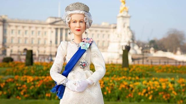 这款娃娃是根据10年前英国女王登基60周年时的一副肖像定制。