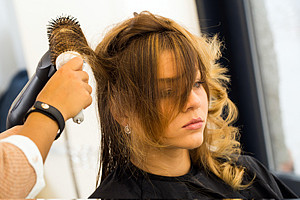 洗直的头发能保持多久 ​洗直头发的日常养护方法 - 1