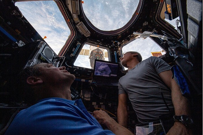 Astronauts-Thomas-Marshburn-and-Mark-Vande-Hei-Peer-at-the-Earth-Below-2048x1365.jpg