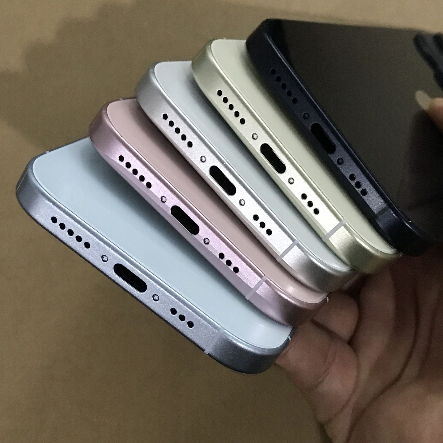 苹果 iPhone 15 / Pro 机模展示，预计将提供 5 种和 4 种配色 - 5