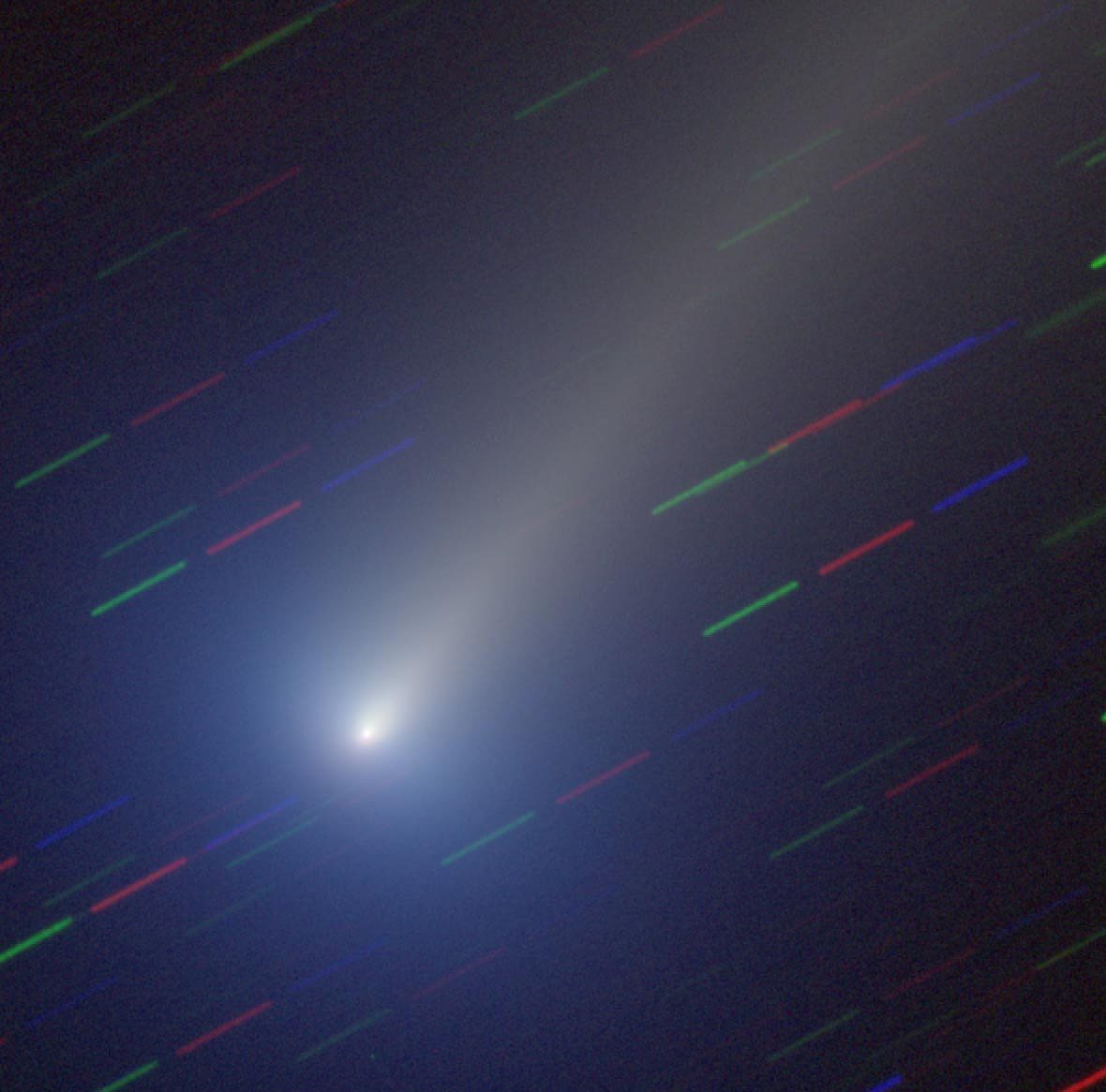 ESA公布Leonard彗星流经天空的彩色图像 - 1