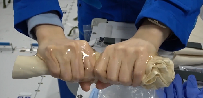 在太空拧毛巾会发生什么？王亚平获得一副水膜手套 - 1