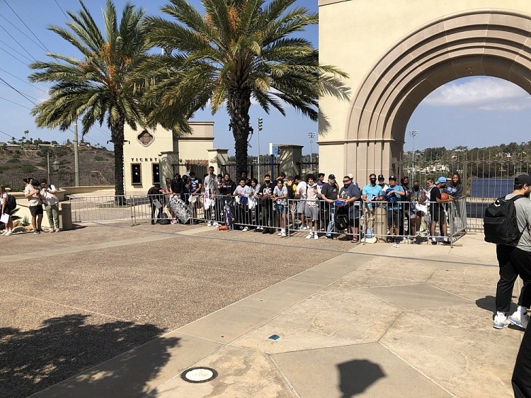 篮网记者：圣地亚哥球迷排队在球馆外等待哈登为他们签名 - 2
